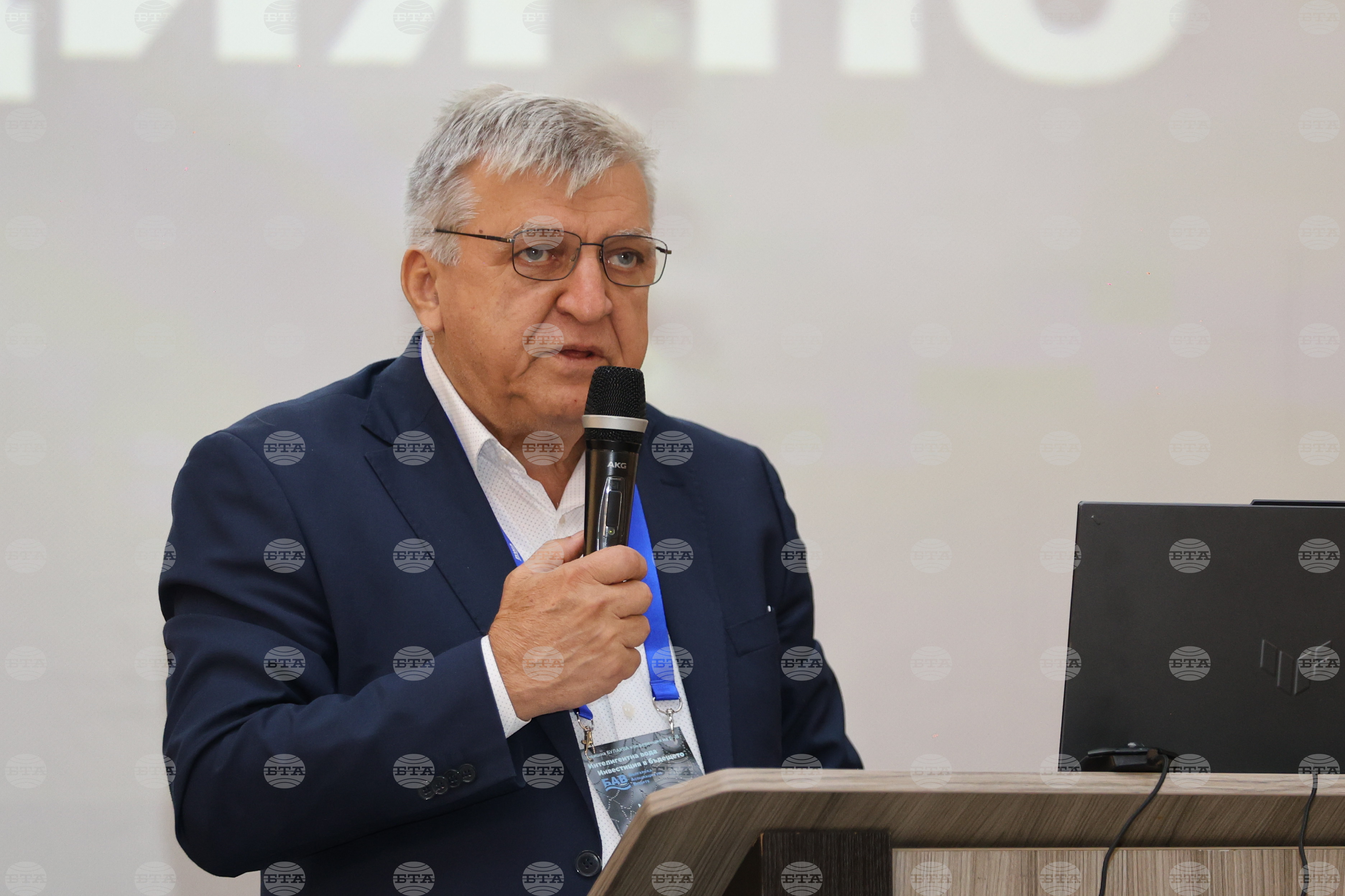 ВиК дружествата трябва да инвестират във възобновяеми енергийни източници и системи за съхранение на електроенергията, каза Манол Генов, член на ВиК холдинга