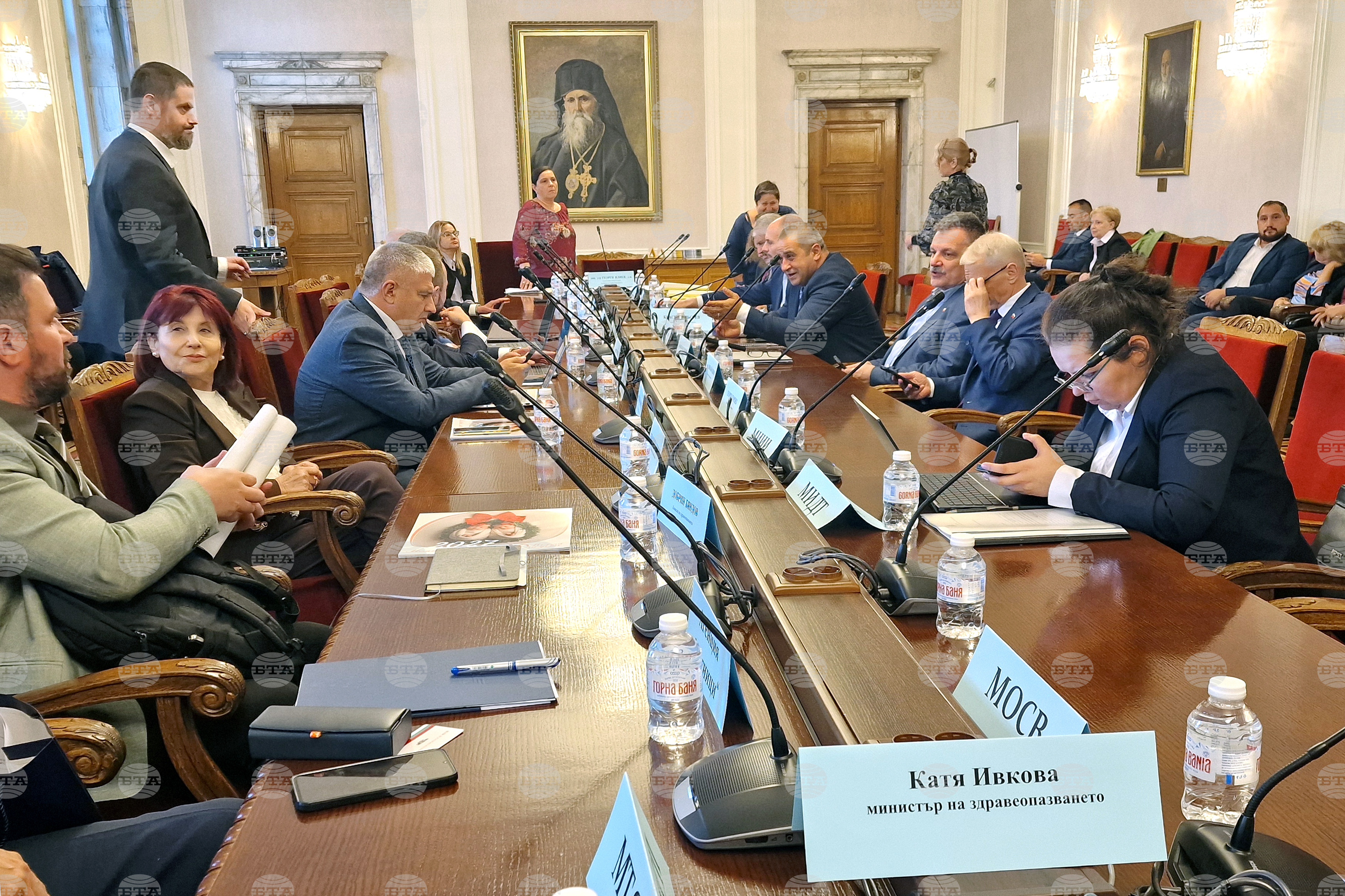 Здравната комисия обсъди шест законопроекта за промени на Закона за здравното осигуряване, поради липса на кворум гласуването бе отложено