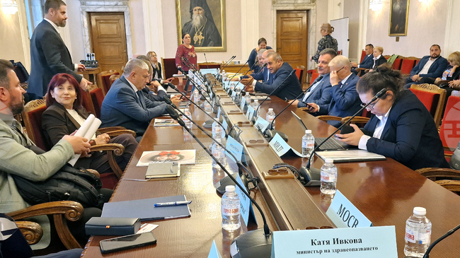 Здравната комисия обсъди шест законопроекта за промени на Закона за здравното осигуряване, поради липса на кворум гласуването бе отложено