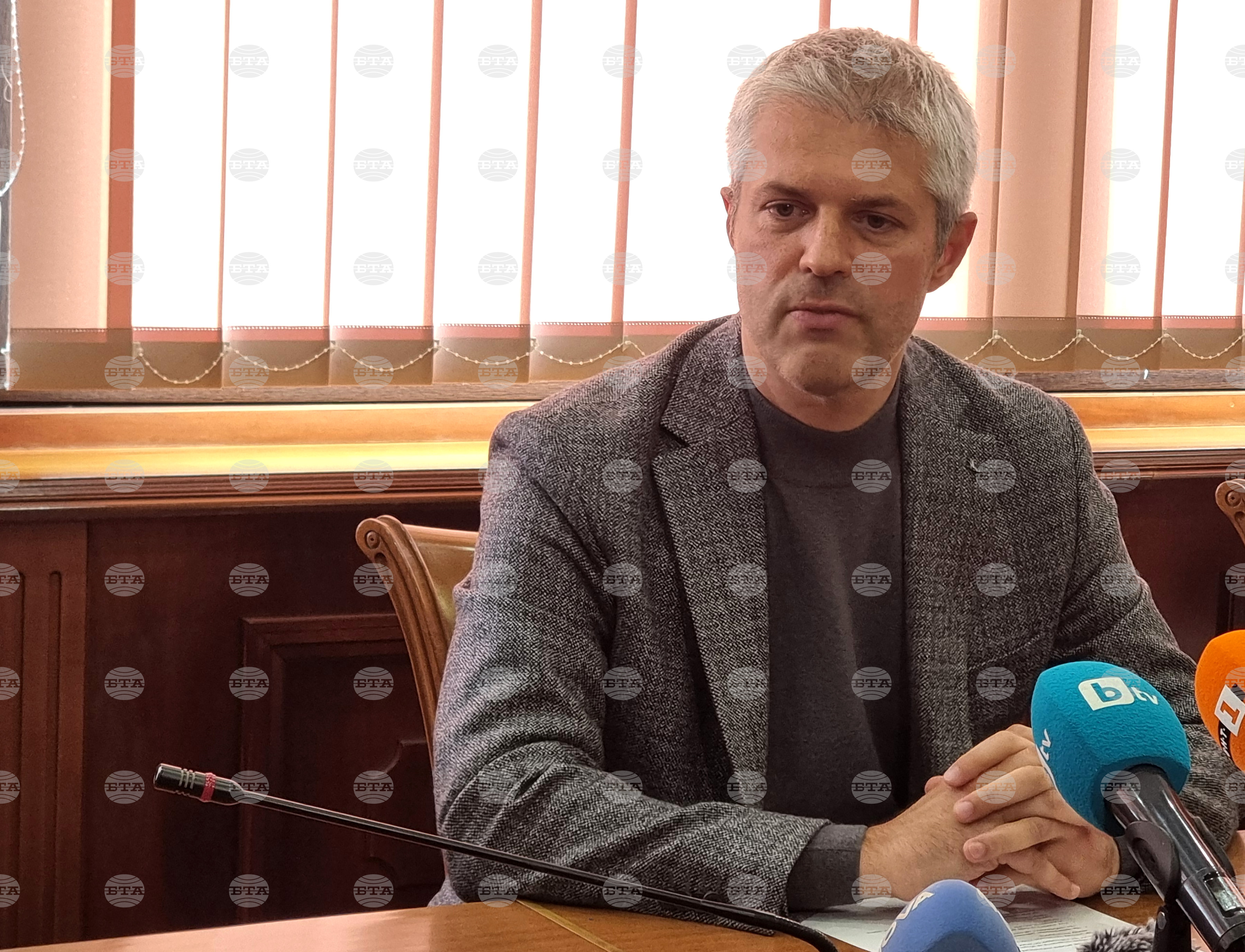 Институциите във Варна следят с повишено внимание ситуацията в Черно море, хората да бъдат спокойни, каза кметът Благомир Коцев