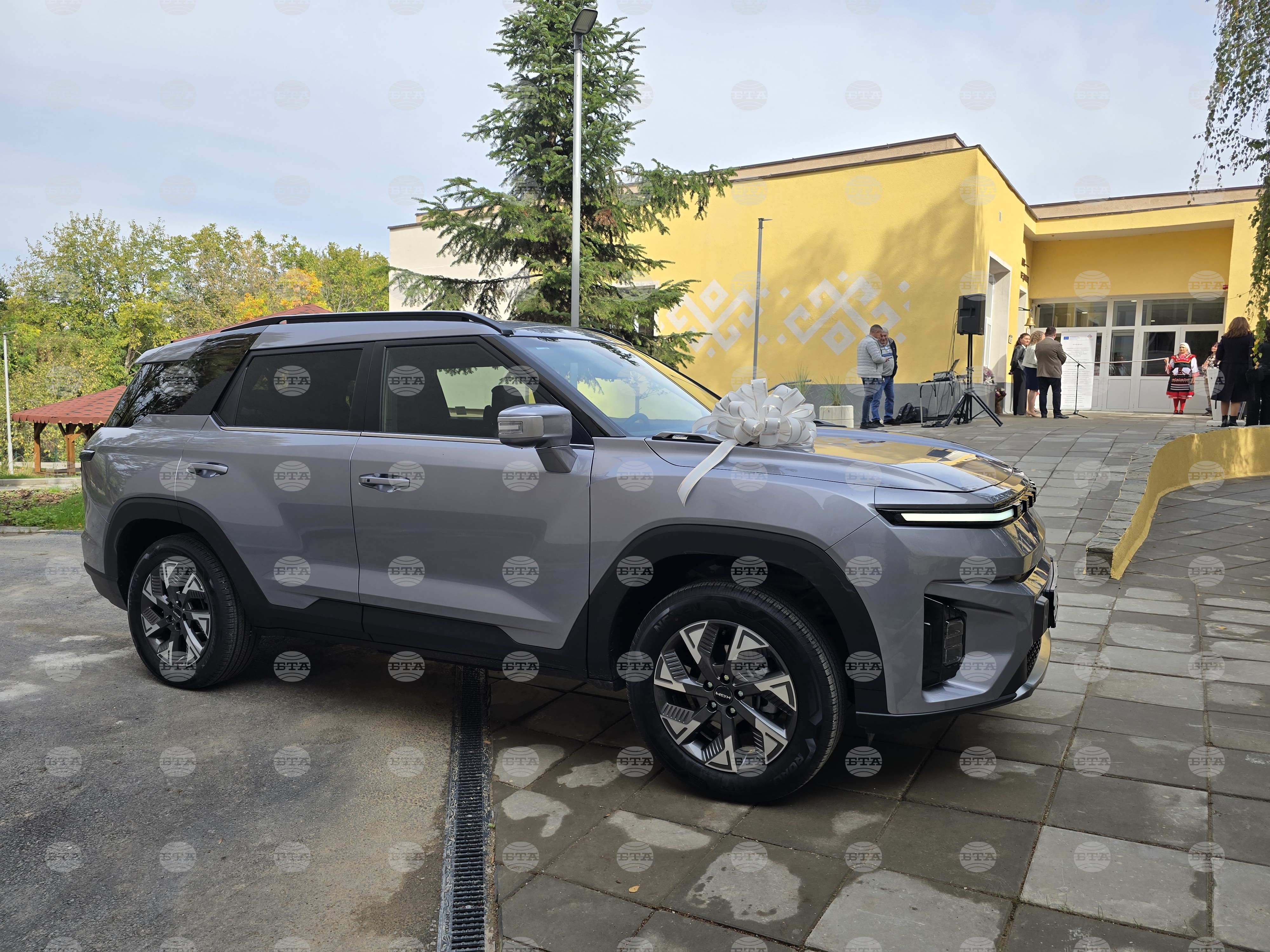 Нов електрически автомобил за социални дейности получи Община Свищов