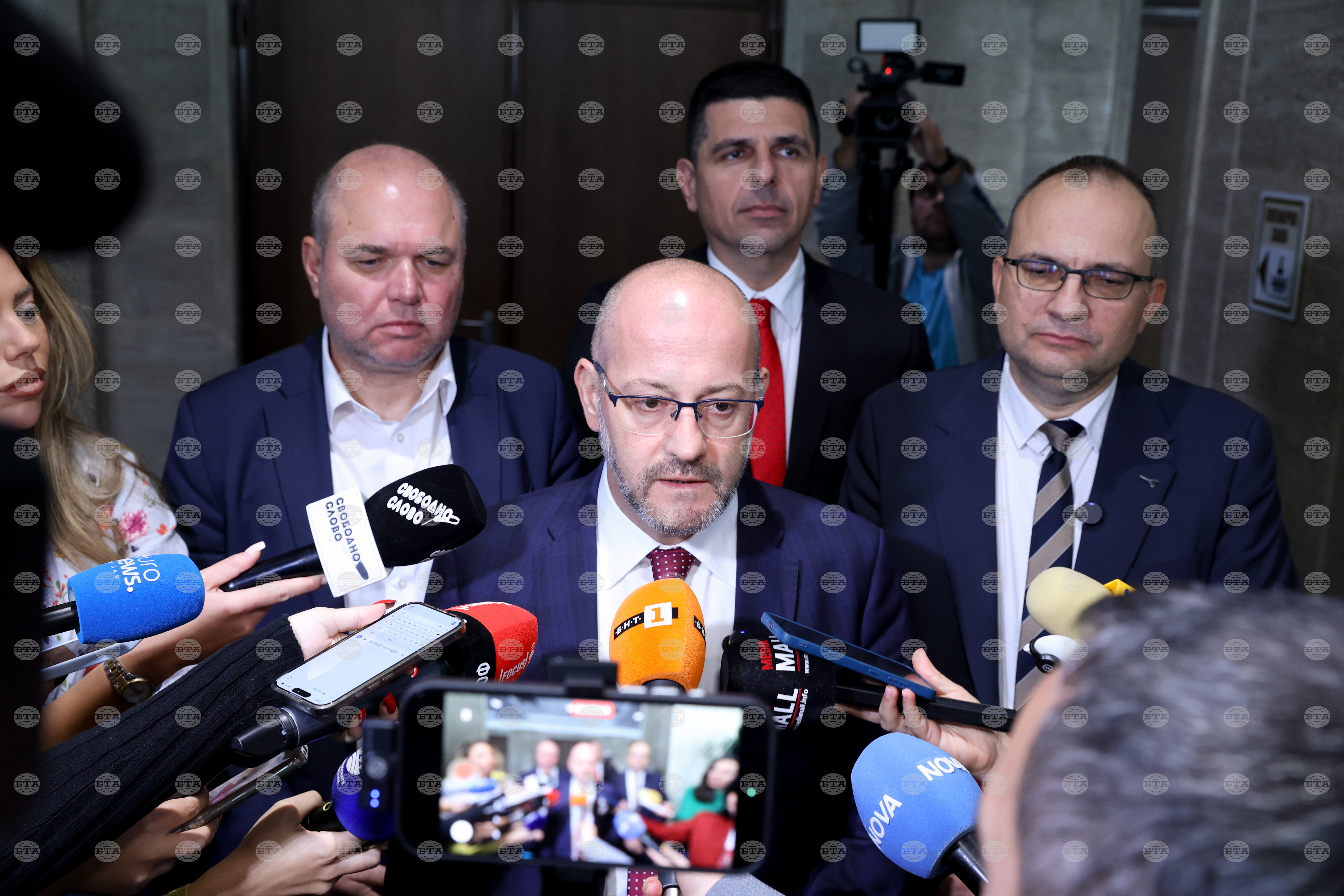 Позицията на България по преговорите за дългосрочен бюджет на ЕС е абсурдна и опасна, каза лидерът на ДСБ Радан Кънев