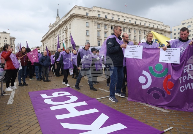Confederation of Independent Trade Unions Protests for Higher Incomes