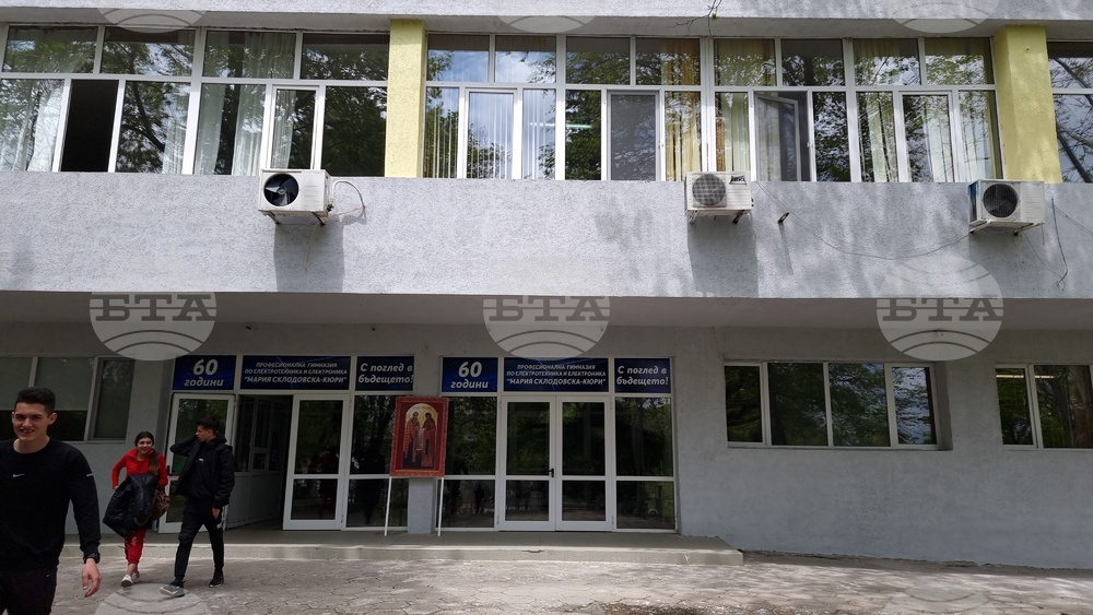 С Ден на отворените врати Гимназията по електротехника и електроника в Сливен чества 60-годишнина