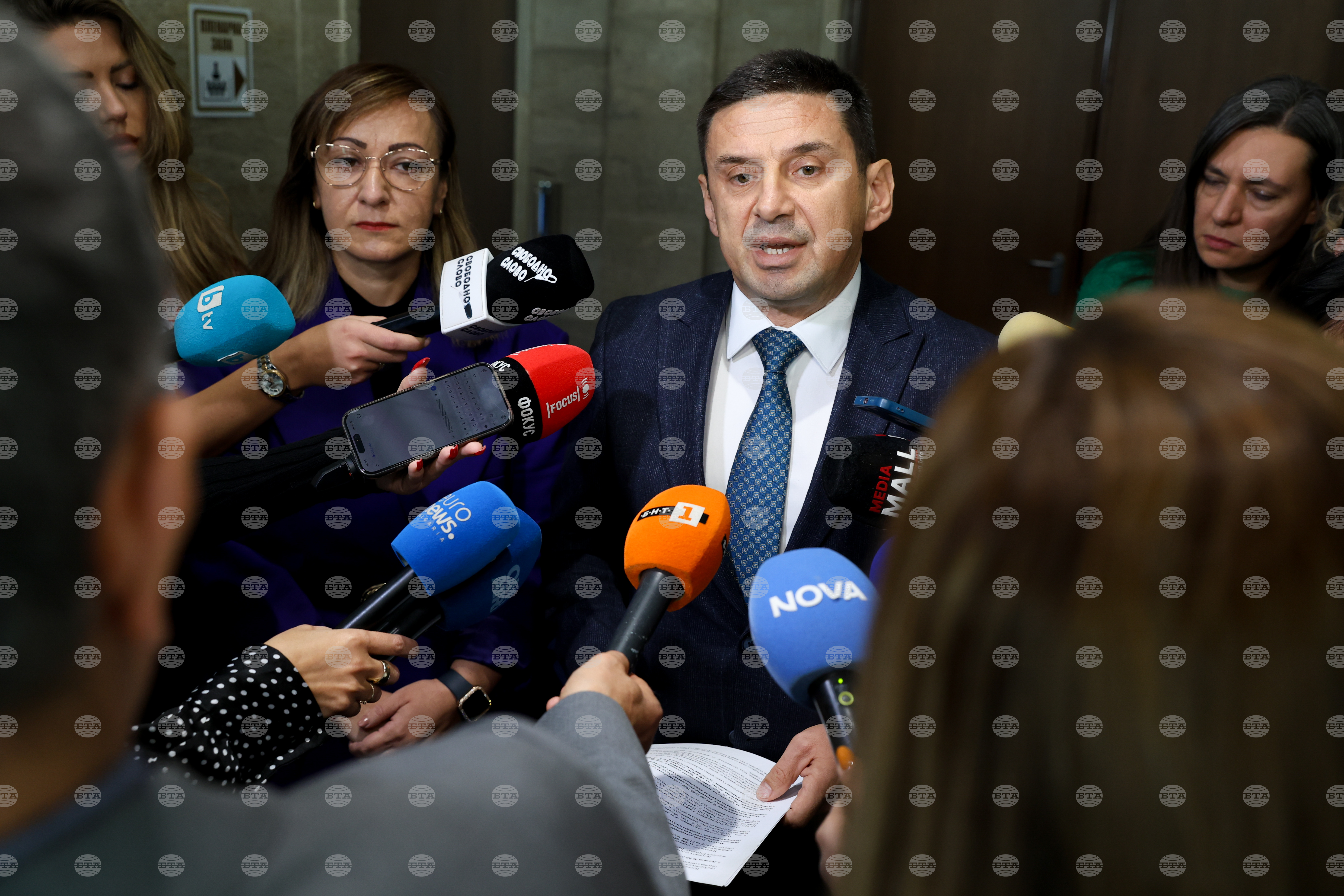 Единствените полети, които имат значение за хората, са "полетите" на цените, на храните, услугите и горивата, казаха от ДПС