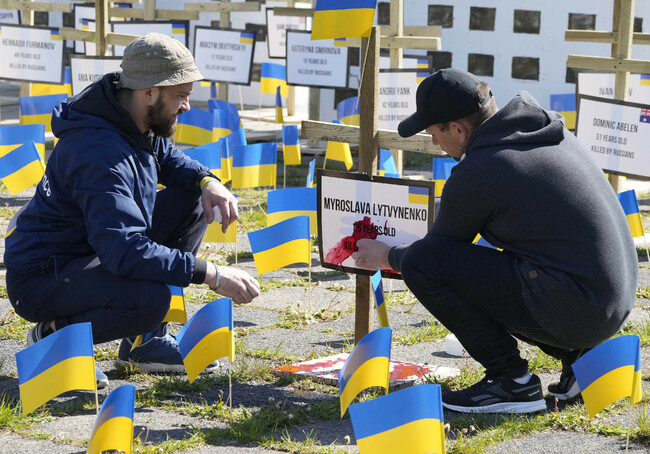 Инсталация с украински флагове попречи на руския посланик в Полша да положи венци на съветски паметник по повод Деня на победата