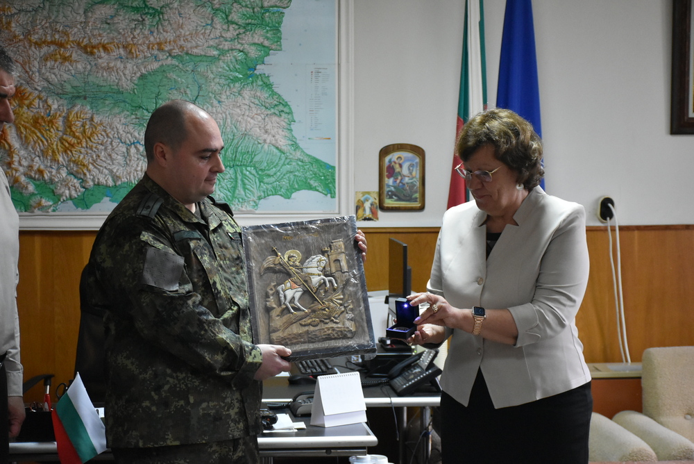 Кметът на Ловеч връчи на началника на ВФ 24480 знак и икона