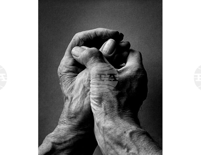 Иво Хаджимишев представя "Ръцете на Хенри Мур" в изложбата "Вежди и приятели"