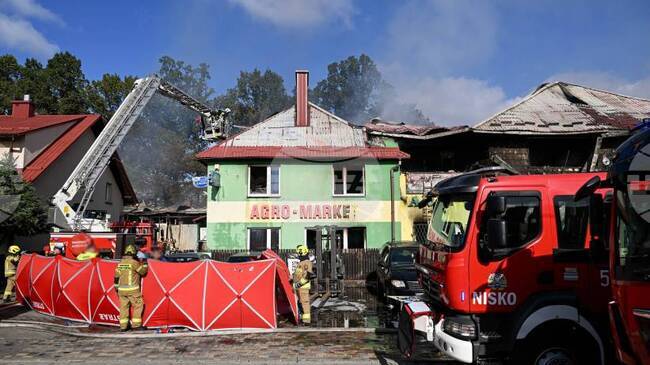 ПАП: Двама пожарникари загинаха при пожар в склад в Югоизточна Полша