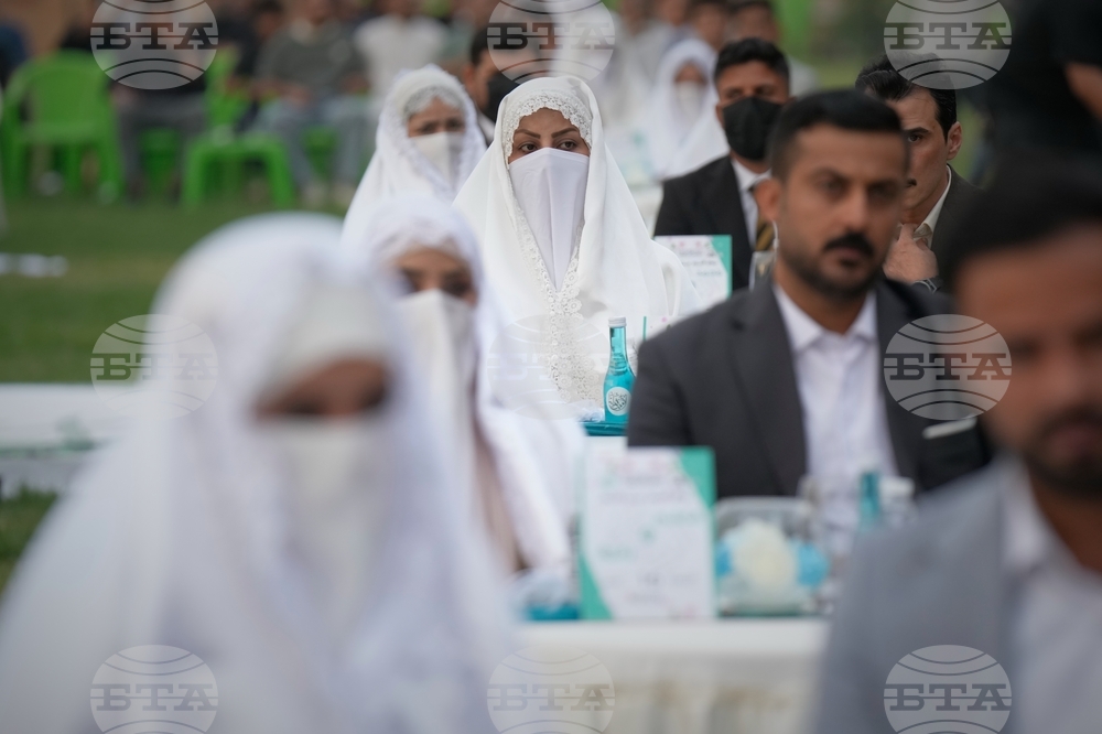 APTOPIX Iraq Mass Wedding