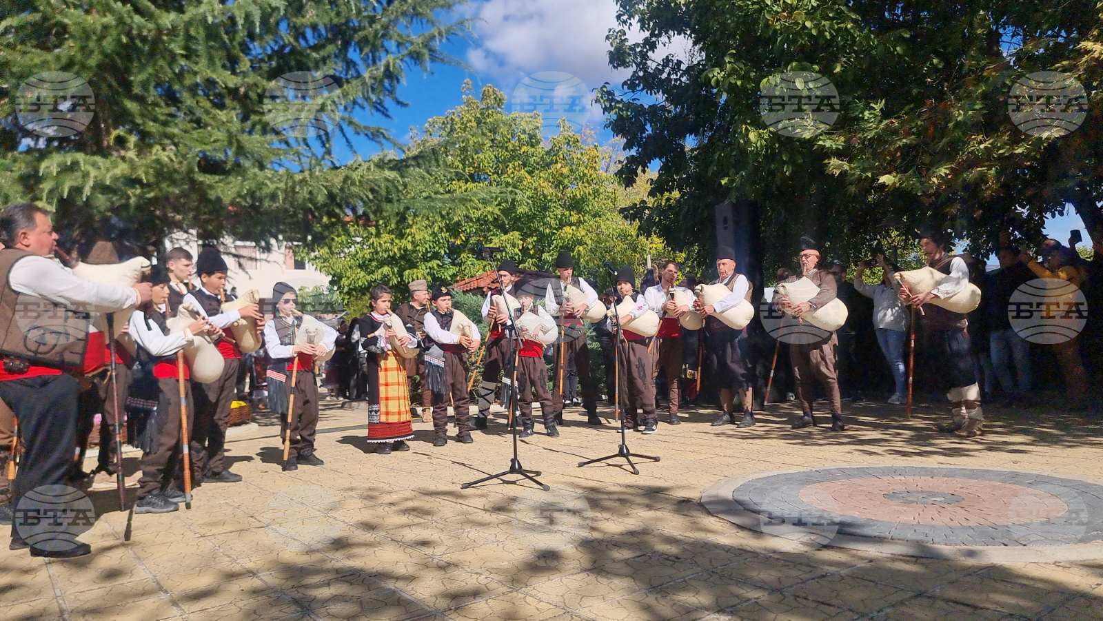 Националният фестивал на ореха показва, че селските райони у нас са все още живи, каза министър Абровски при откриването му в казанлъшкото село Голямо Дряново