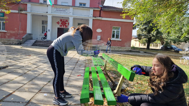 Младежи облагородяват пространството около читалището в търговищкия квартал „Въбел“ с доброволческата инициатива „Цветна промяна“