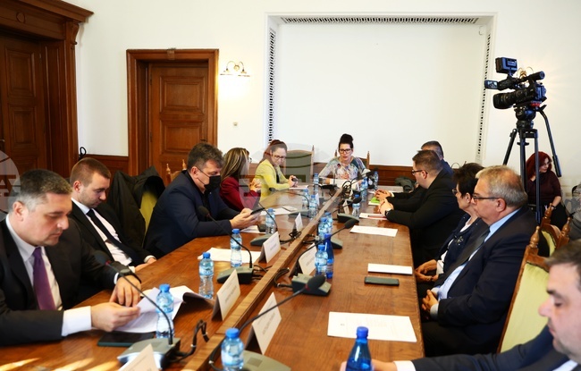 Парламент - Комисия за прякото участие на гражданите и взаимодействието с гражданското общество