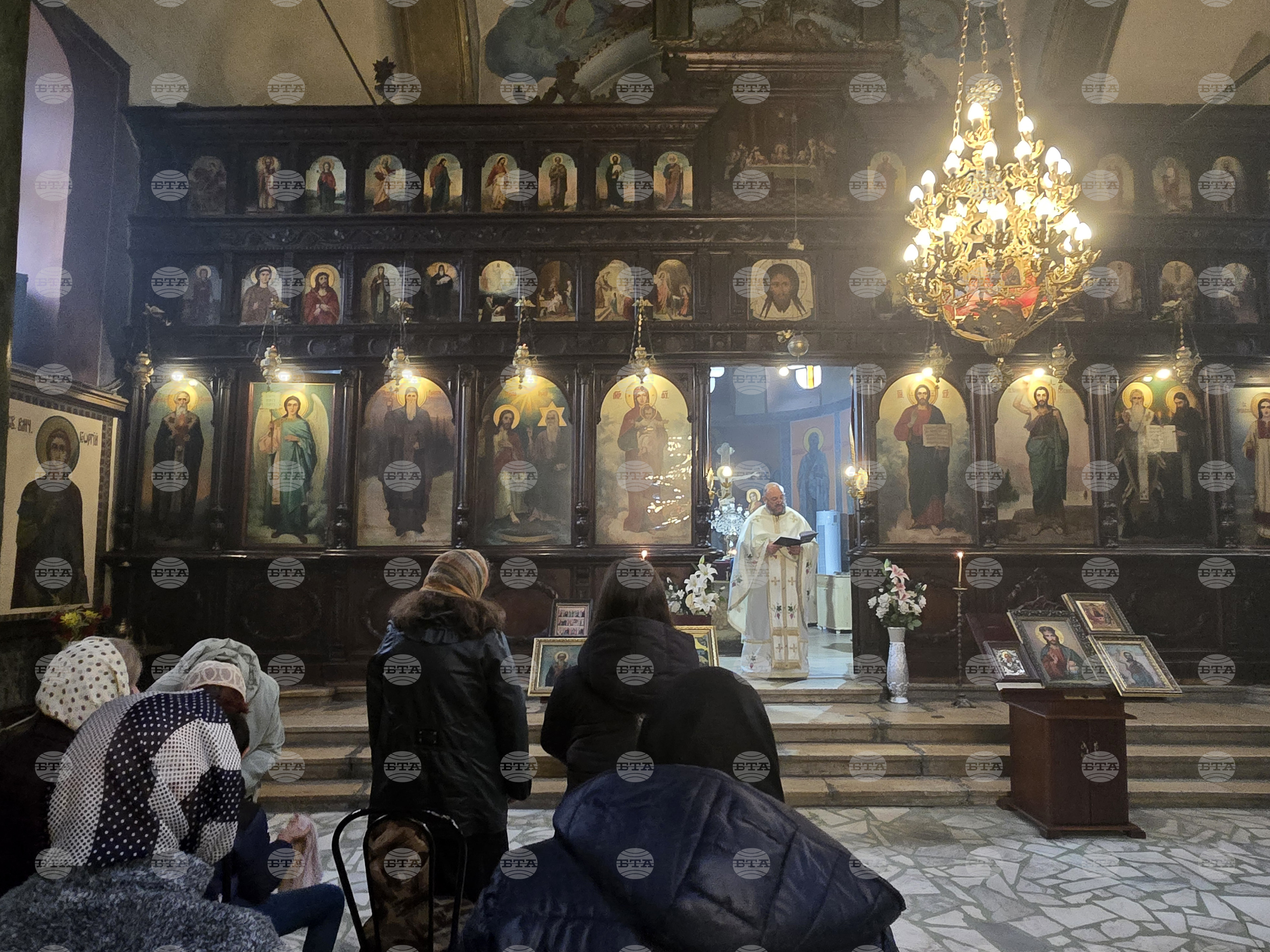 Когато сме искрени в любовта и скръбта си, Бог ни дава, каза отец Красимир Павлов в неделната си проповед в добричкия храм „Света Троица“
