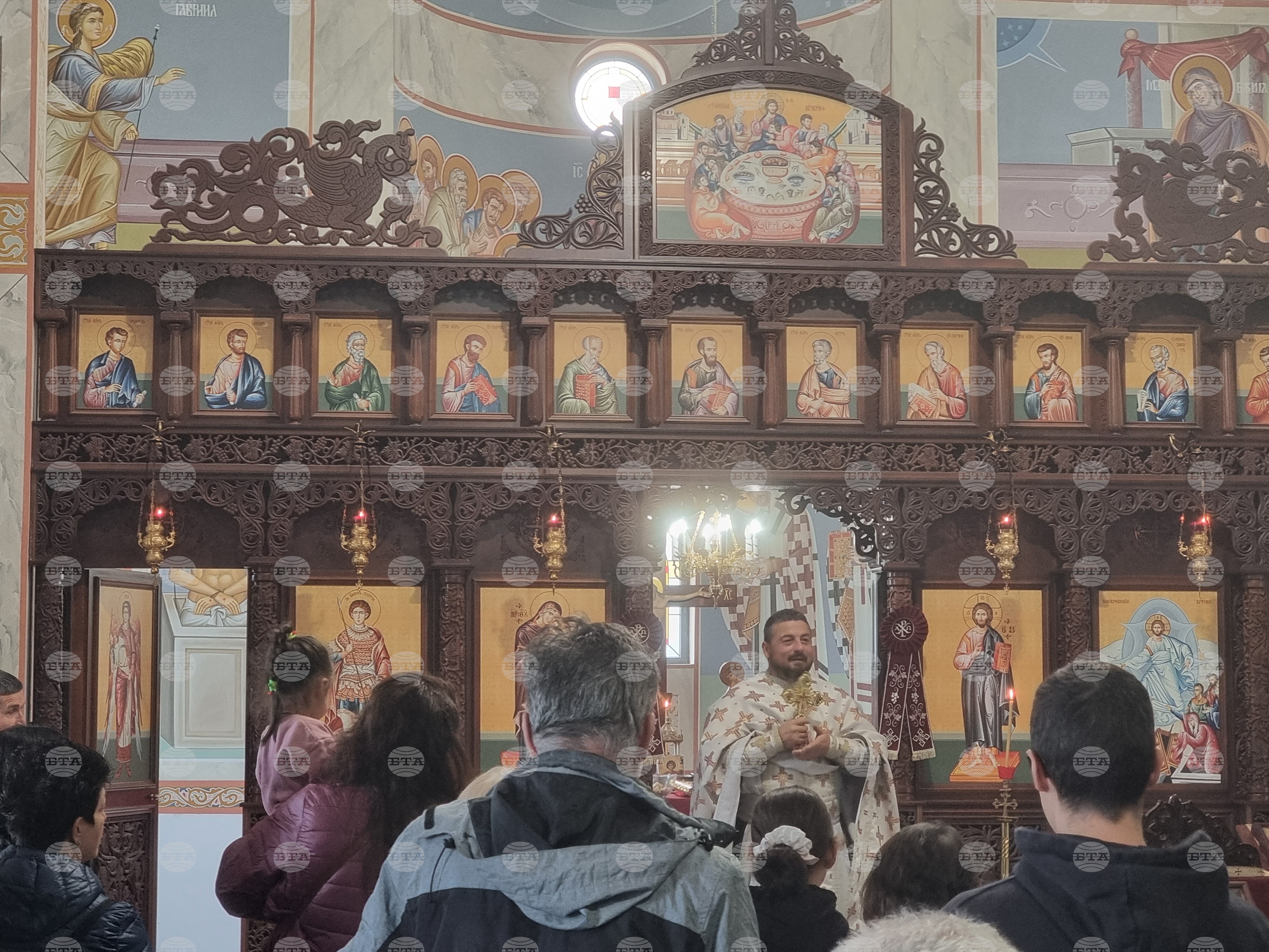 Христос идва, за да ни избави от смъртта и да даде надежда за възкресение, каза отец Петър от храм „Възкресение Христово“ във Велико Търново