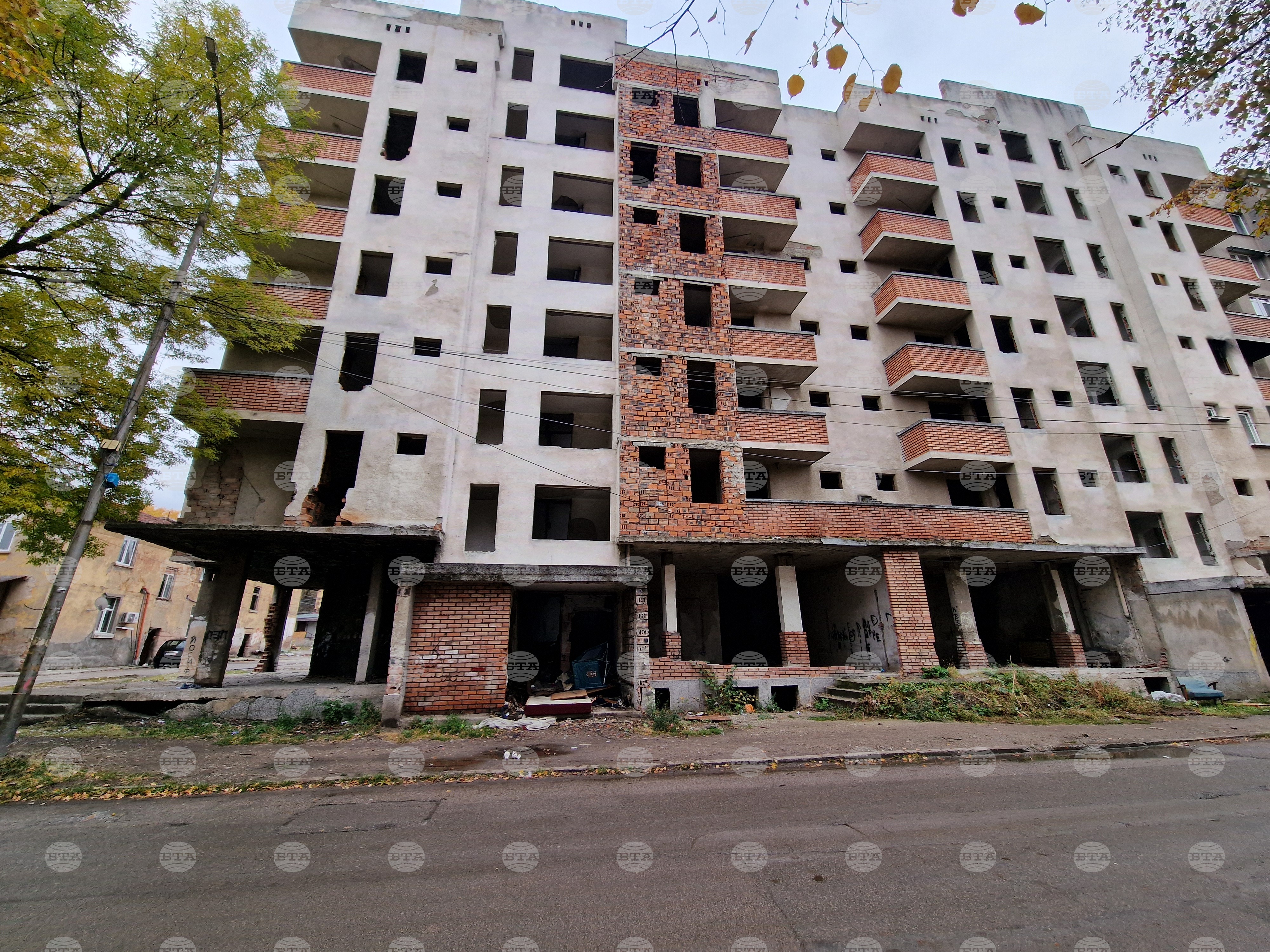 Недостроен блок в пернишкия квартал „Хумни дол“ беше продаден след години проблеми с обществения ред