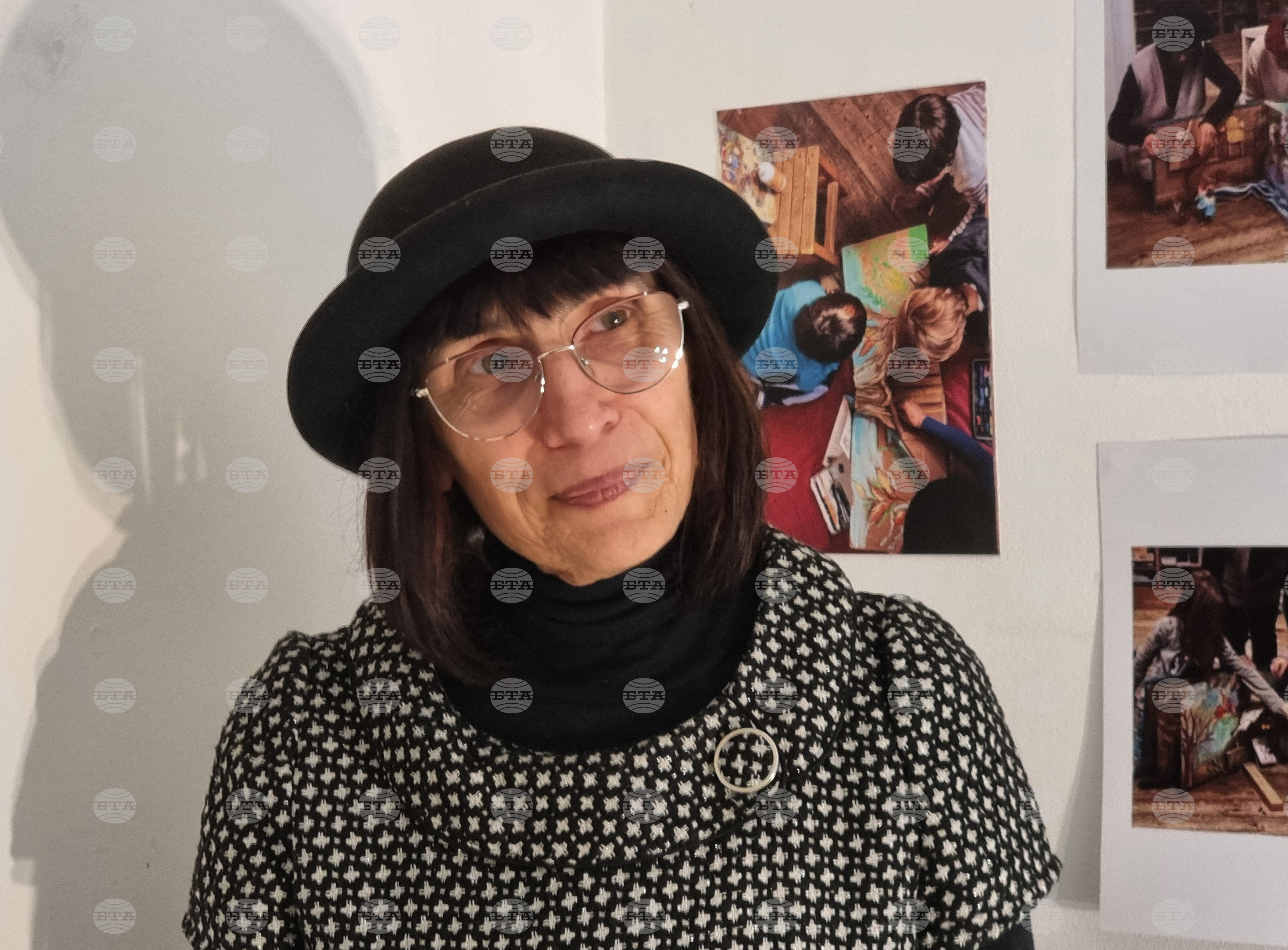 Лети Живкова показва в изложба във Варна миниатюрните си кукли, които разказват истории