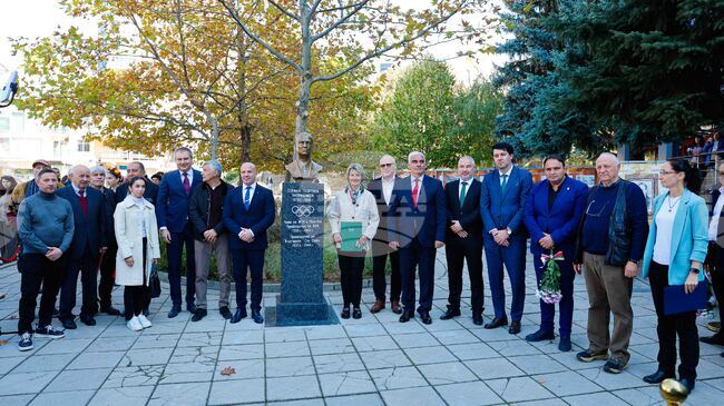 Председателят на БОК, министър, местна власт и спортни ръководители откриха паметника на Стефан Чапрашиков в Дупница