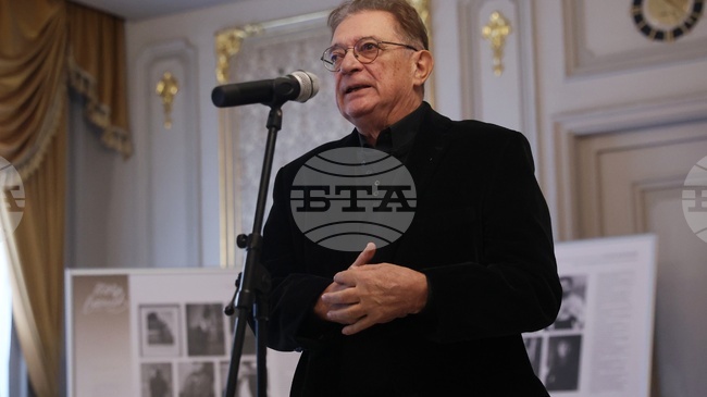  Актьорът Михаил Петров за колегата си Петър Василев (1911-2009): Той играеше с такова вдъхновение, сякаш не беше репетиция, а суперпремиера