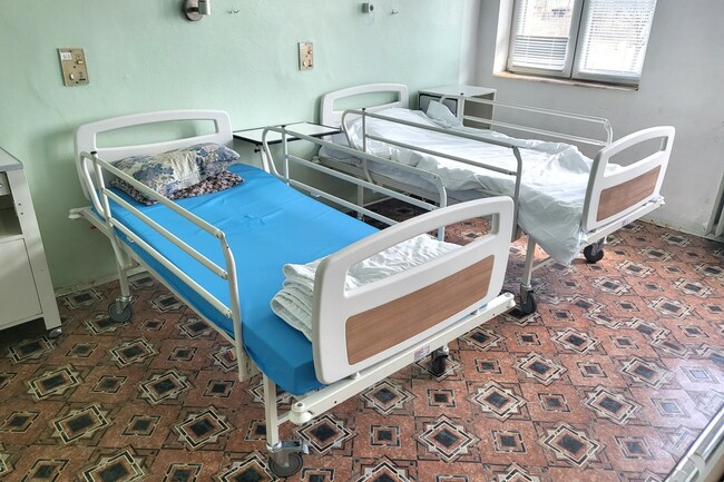Елховската болница е оборудвана с нови легла за тежкоболни пациенти; обявен е и конкурс за нов управител