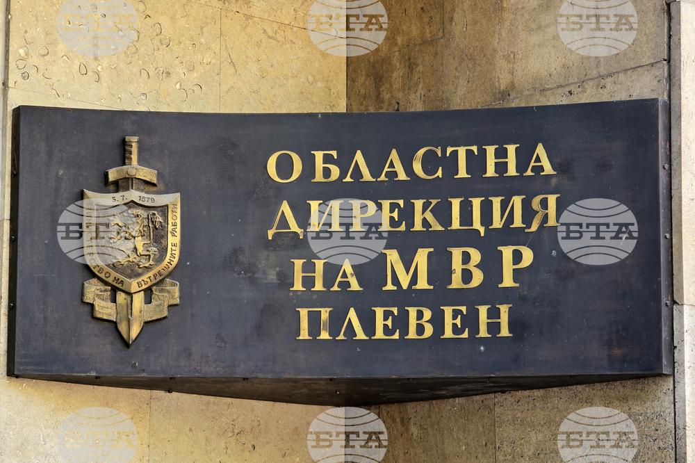 При специализирана полицейска операция в Плевен са открити тонове храни с изтекъл срок на годност
