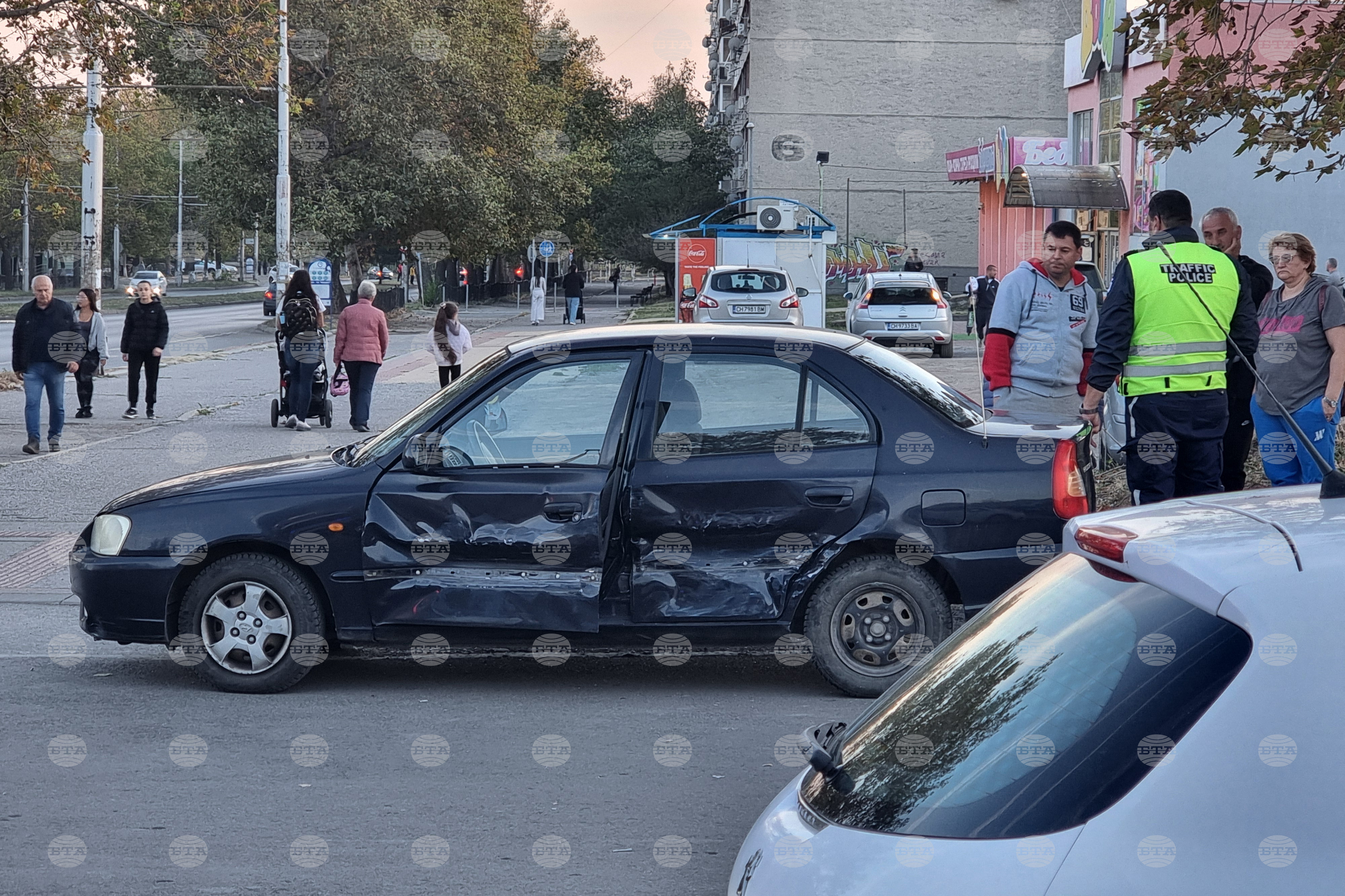 Два автомобила се удариха на натоварено кръстовище в Сливен, три деца са пътували в едната кола