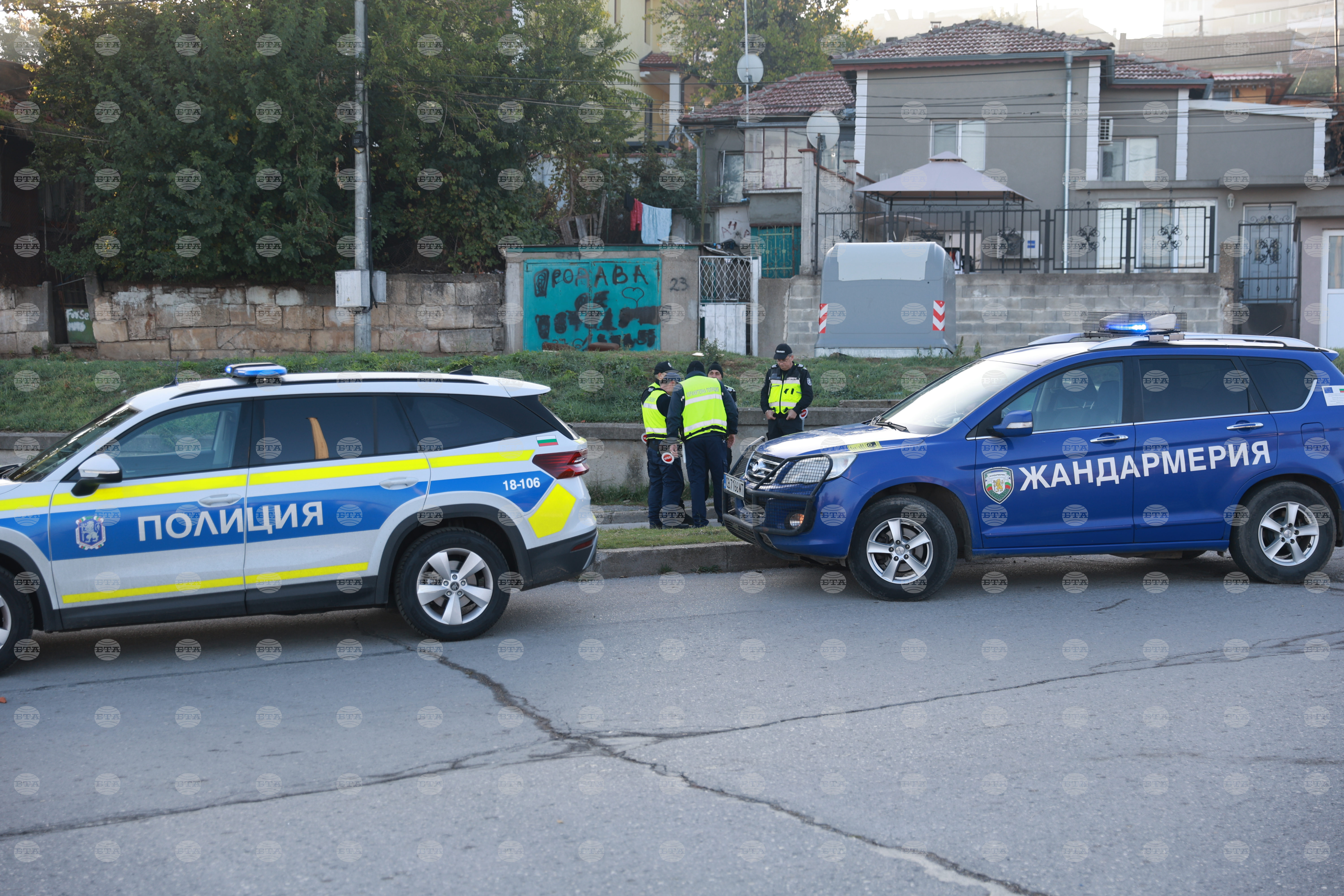 Общо 12 души са задържани при специализирана полицейска операция на територията на Софийска област