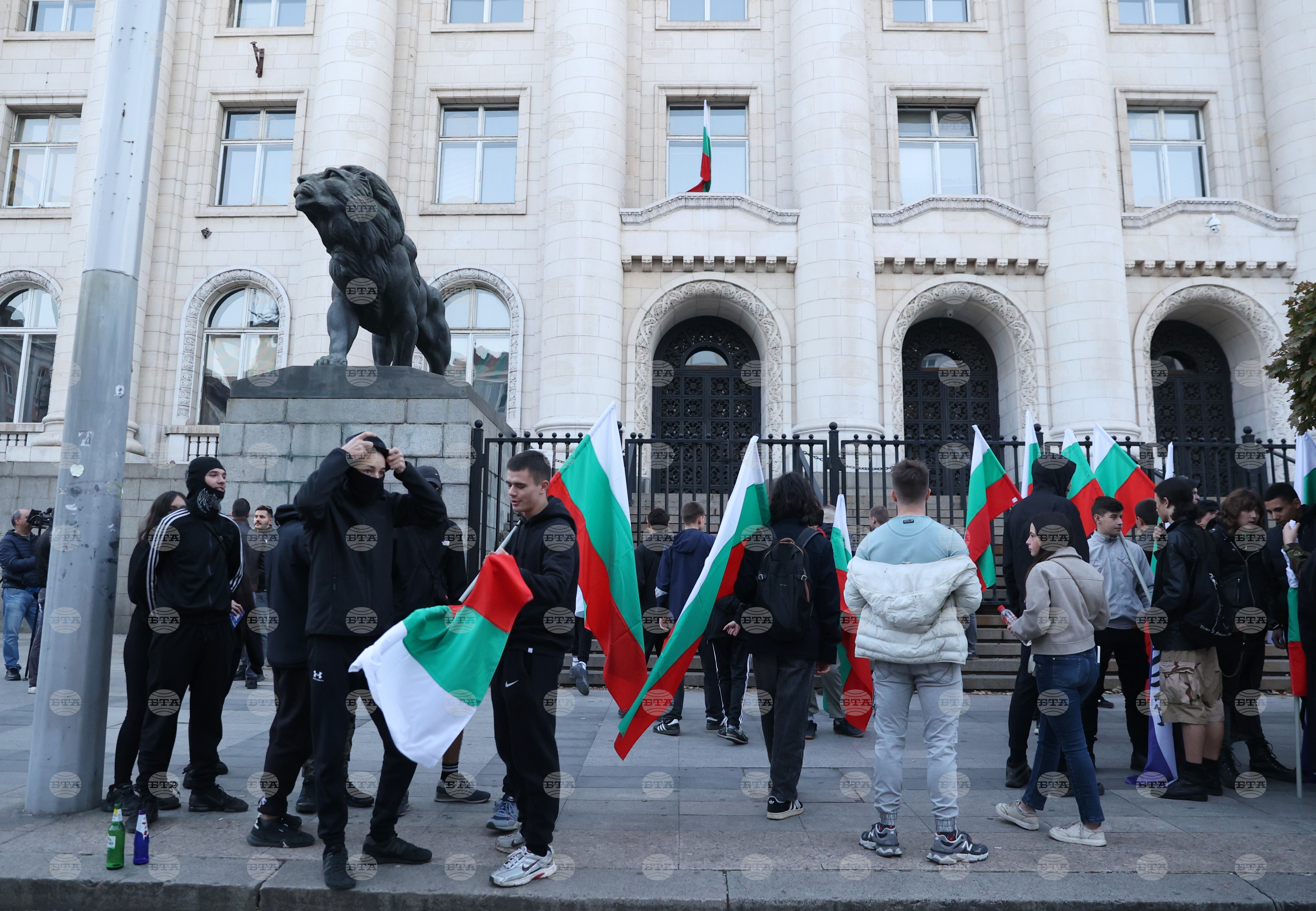 Протестиращи се събраха пред Съдебната палата в София с настояване за нулева миграция