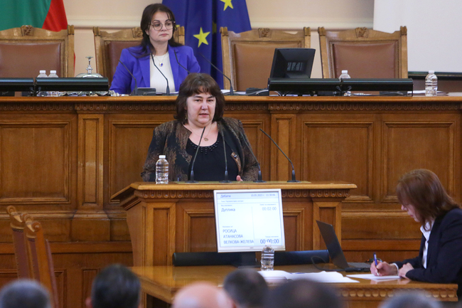 Росица Велкова: България излиза през август от участие в две международни банки, свързани с Русия