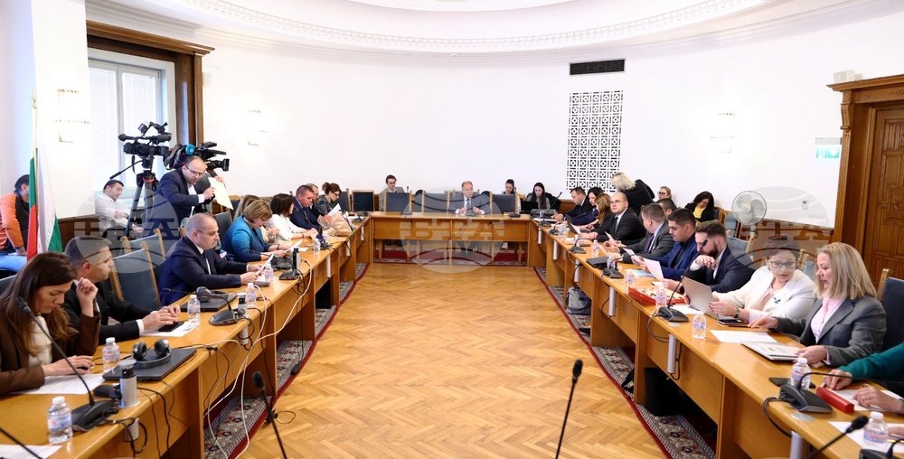 Парламент - Комисия по правни въпроси