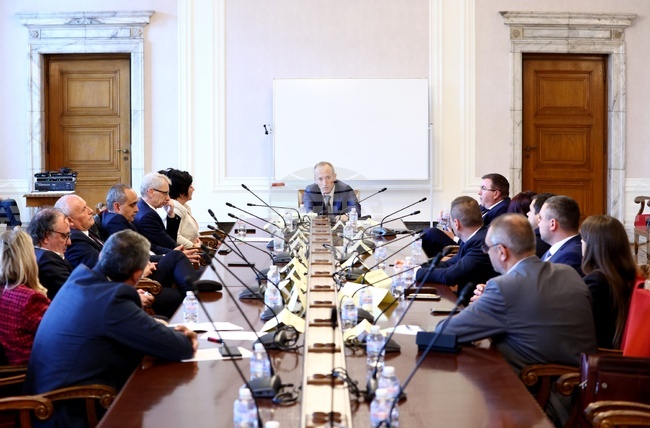 Парламент - Комисия по образованието и науката