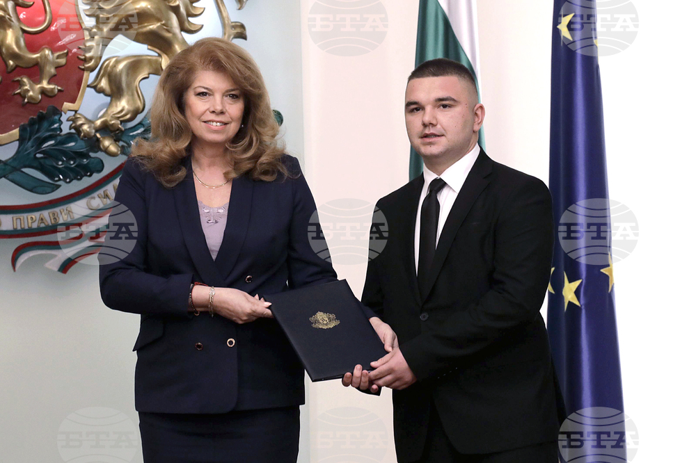 Вицепрезидентът Илияна Йотова връчи български документи за самоличност на Християн Пендиков