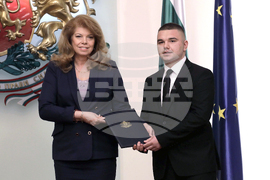 Български документи за самоличност - Илияна Йотова - връчване