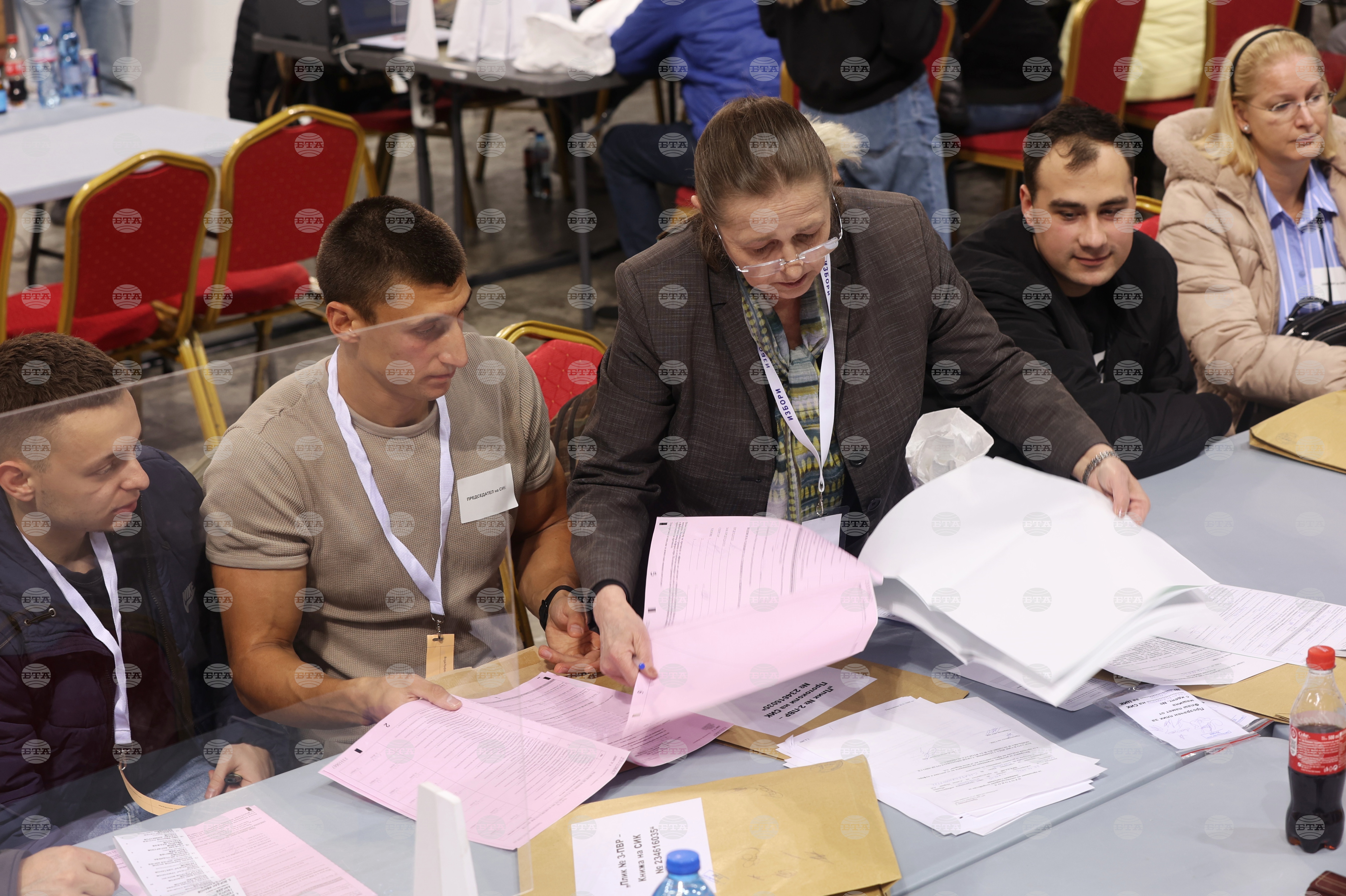Приключи приемането на протоколите на секционните избирателни комисии от 23-ти и 25-и изборен район в зала „Арена 8888“ в София