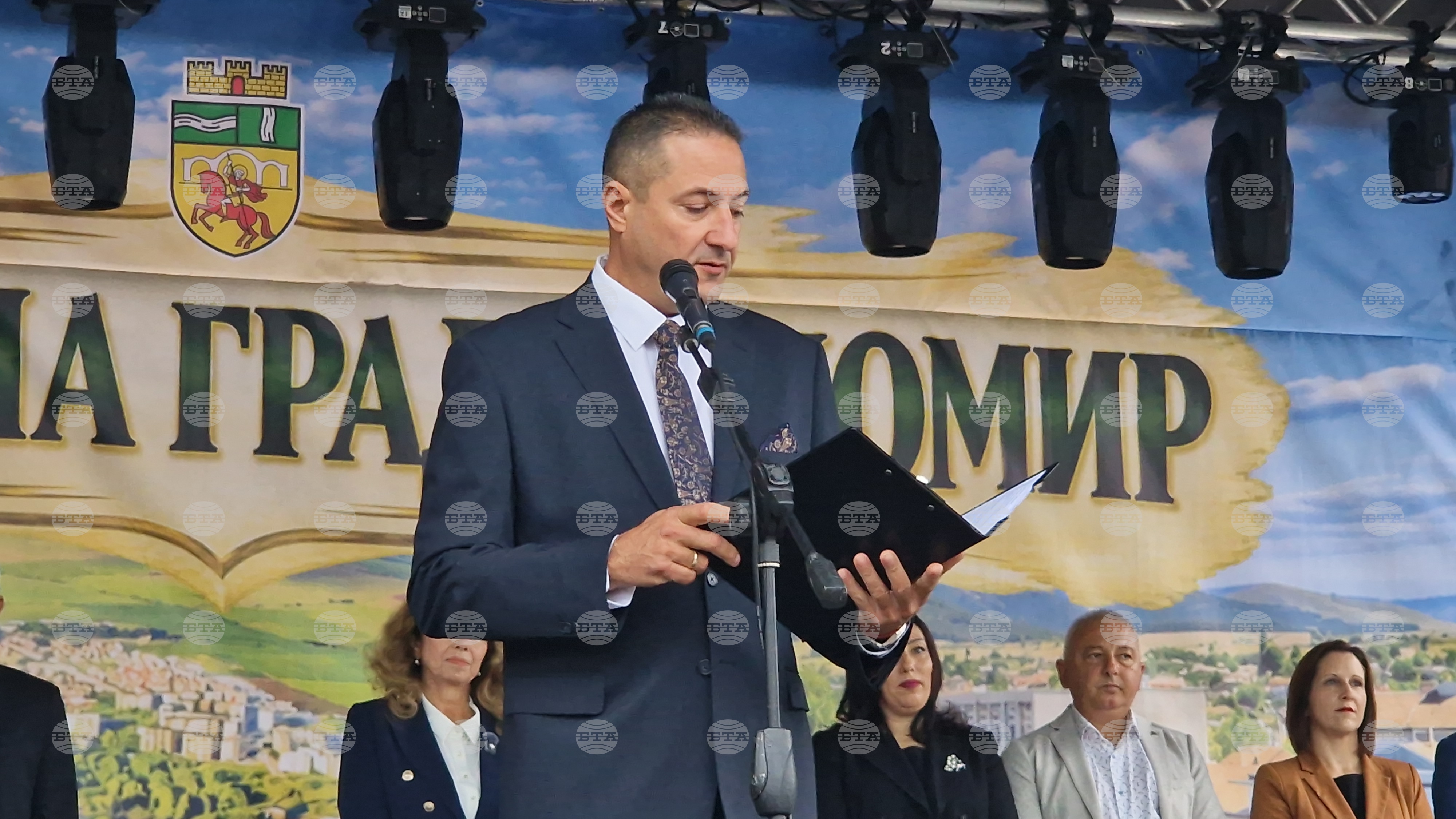 Нашата отговорност е да пазим наследеното и да го развиваме за поколенията след нас, каза кметът на Радомир по повод празника на града