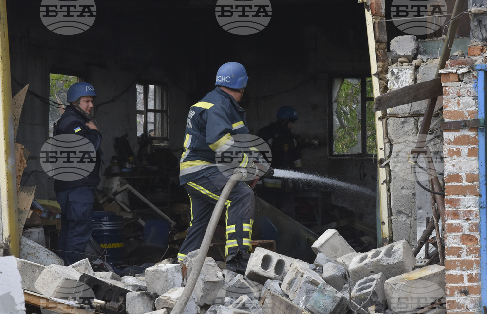 Трима души са били убити, а 14 - ранени, при руската ракетна атака в Запорожие днес, съобщи областният управител