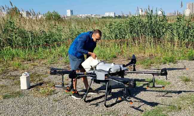 Със земеделски дрон ще пръскат срещу комари над бургаските езера