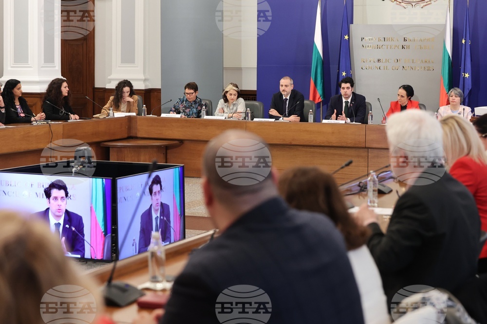 Гражданите трябва да бъдат част от правенето на политики, социалните мрежи не са достатъчни, заяви вицепремиерът Атанас Пеканов