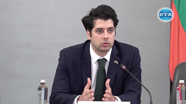 Гражданите трябва да бъдат част от правенето на политики, социалните мрежи не са достатъчни, заяви вицепремиерът Атанас Пеканов