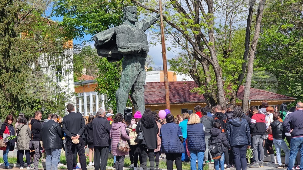 Иновативно основно училище „Стефан Караджа“ в Добрич отбелязва днес патронния си празник