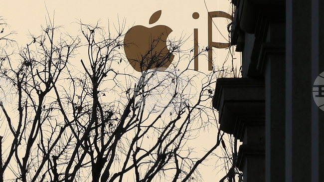 Италианският антимонополен регулатор глоби „Епъл“ с близо 100 млн. евро за злоупотреба с господстващо положение