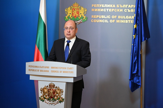 Вицепремиерът Лазаров: Служебното правителство гарантира по - добра социална подкрепа за хората от уязвимите групи
