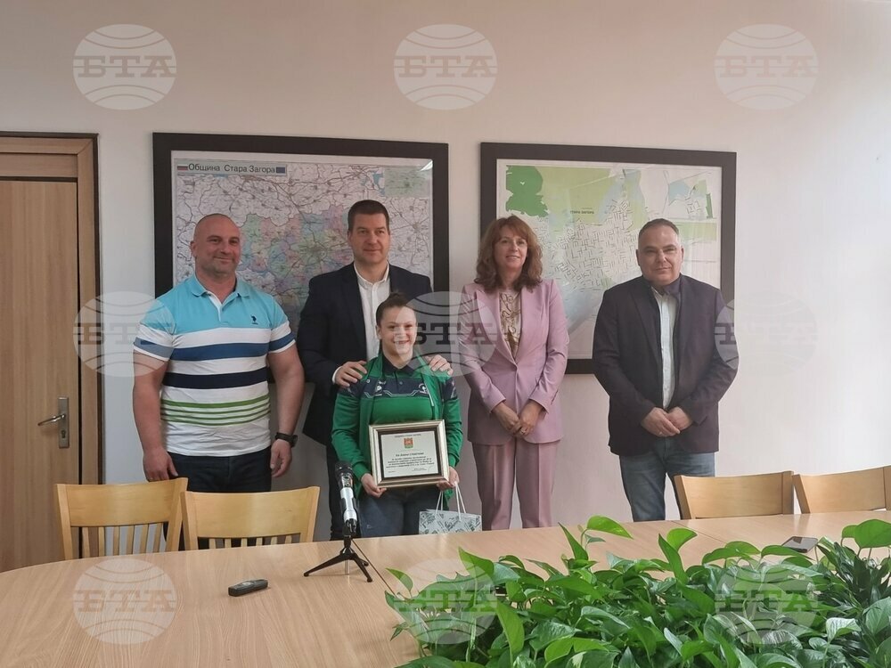 Община Стара Загора награди шампионката от Балканското първенство по борба Даяна Стойчева