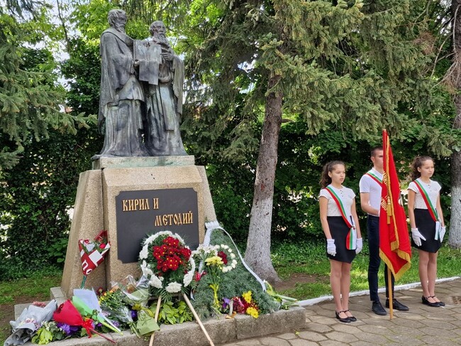 Казанлъшката Профилирана хуманитарна гимназия "Св. Св. Кирил и Методий" отбеляза своята 140-а годишнина