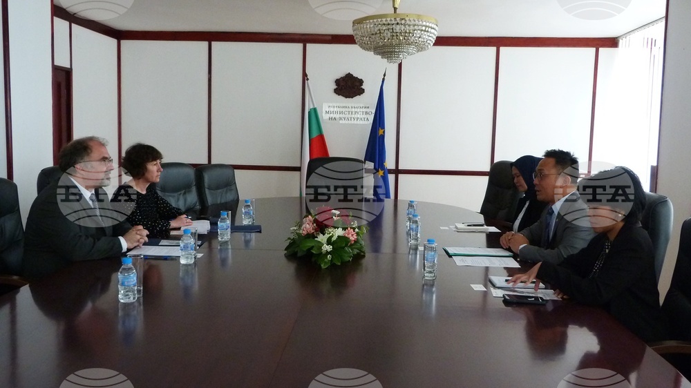 Culture Minister Meets with Indonesian Ambassador