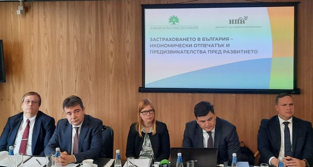 АБЗ: Аналитичен доклад очертава развитието, икономическия принос и предизвикателствата пред застрахователния сектор в България