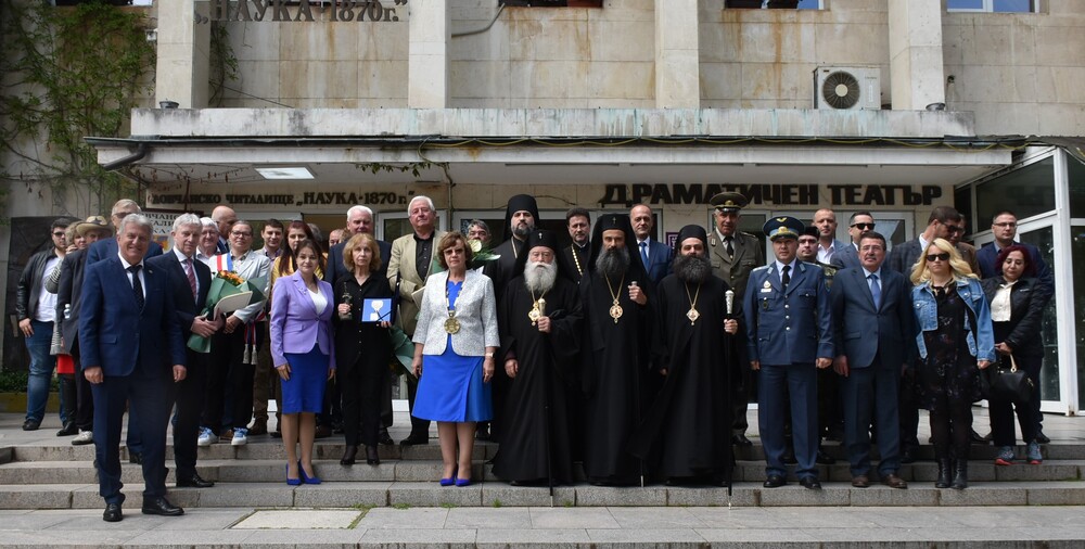 Община Ловеч: За празника 11 май в Ловеч почетоха граждани със заслуги към града 