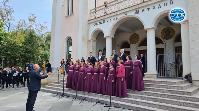 С тържествена церемония и връчване на отличия започна празникът на Ловеч