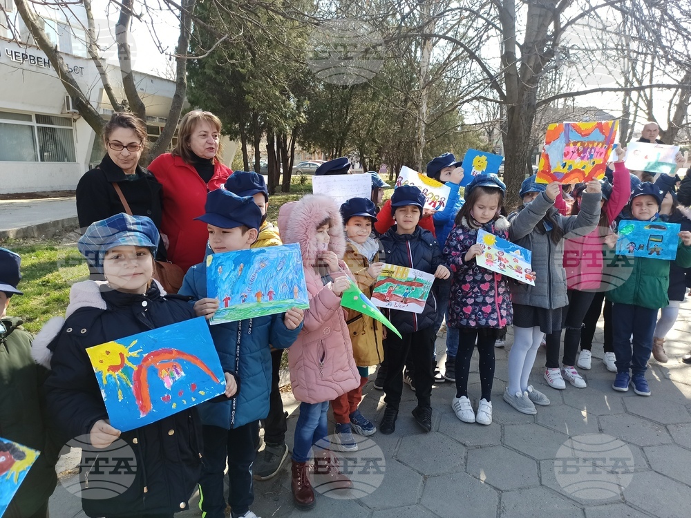 Ученици от ОУ „Св. Св. Кирил и Методий“ в Силистра участваха в кампанията „Деца помагат на деца“