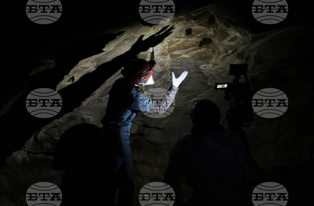 Учени откриха микроорганизми, които произвеждат енергия в пълна тъмнина и променят представите за извънземен живот